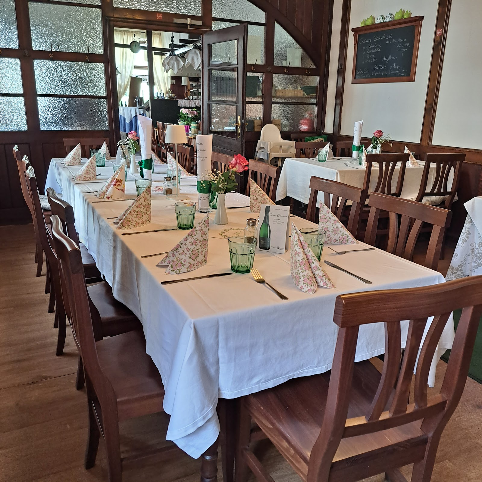 Gastraum mit traditioneller Holzvertäfelung