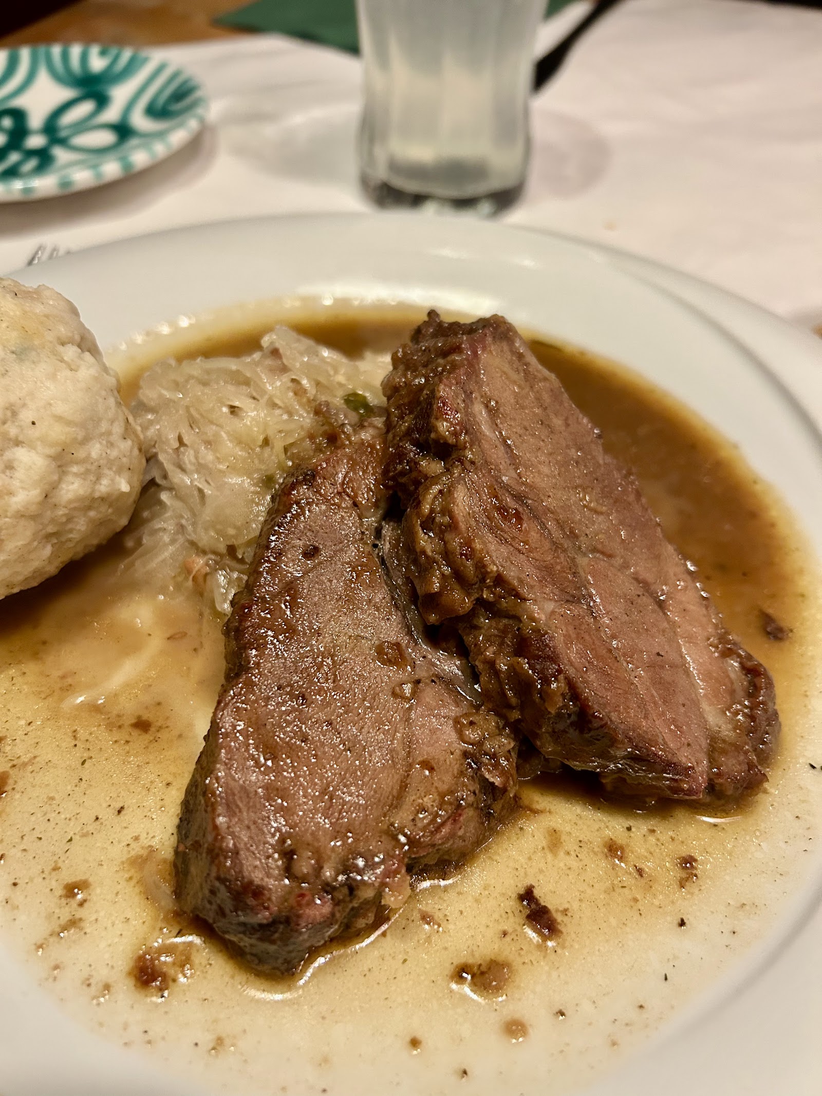 Gepflegte Gaststube mit Holztischen